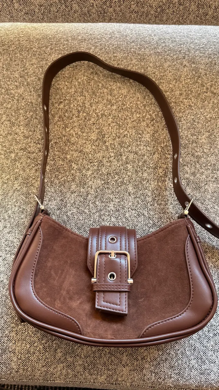 Bolso de hombro marrón con hebilla decorativa - 1