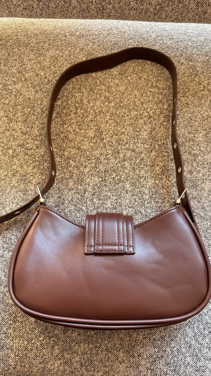 Bolso de hombro marrón con hebilla decorativa - 2