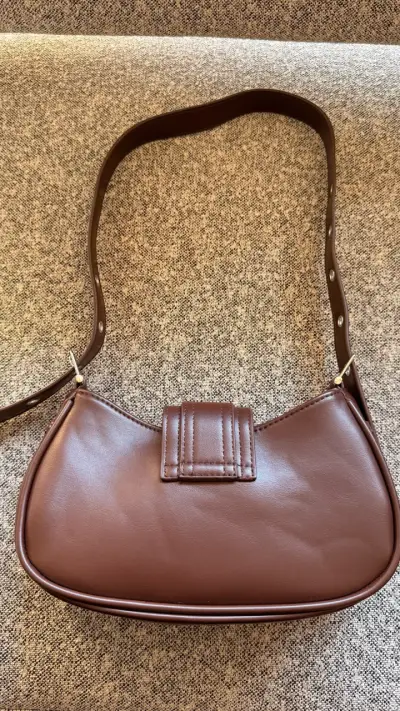 Bolso de hombro marrón con hebilla decorativa - miniatura 2