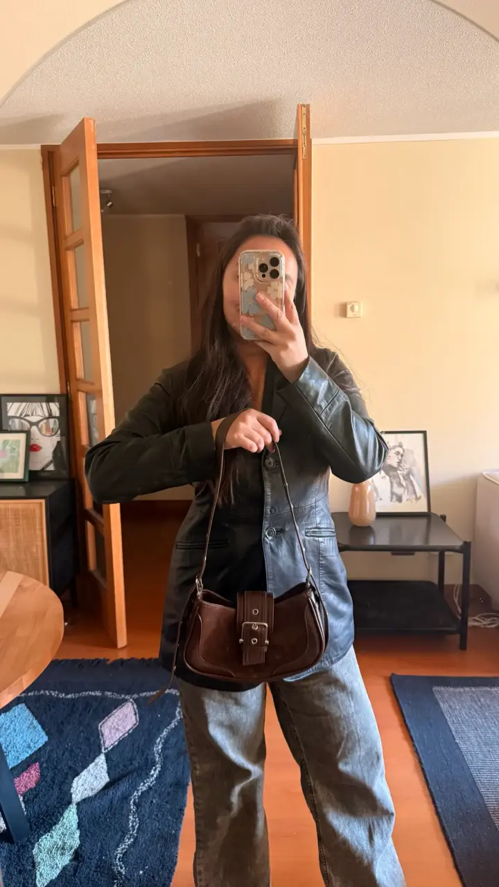 Bolso de hombro marrón con hebilla decorativa - 3
