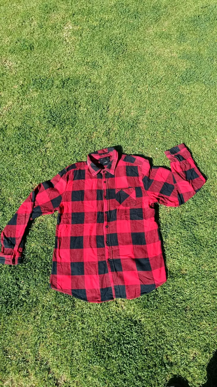 Camisa de franela a cuadros roja y negra