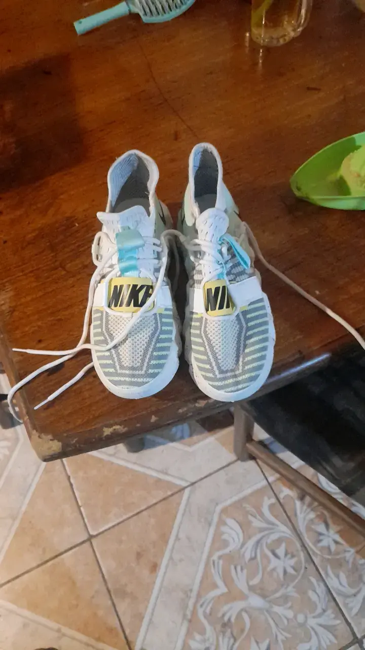 Zapatillas deportivas Nike blancas con diseño moderno - 1