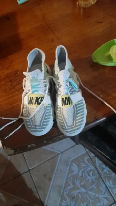 Zapatillas deportivas Nike blancas con diseño moderno - miniatura 2