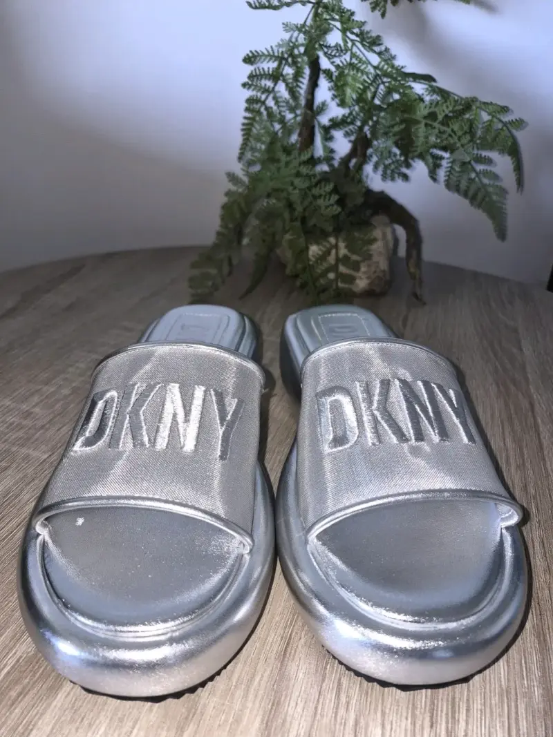 Sandalias plateadas DKNY para mujer - 1