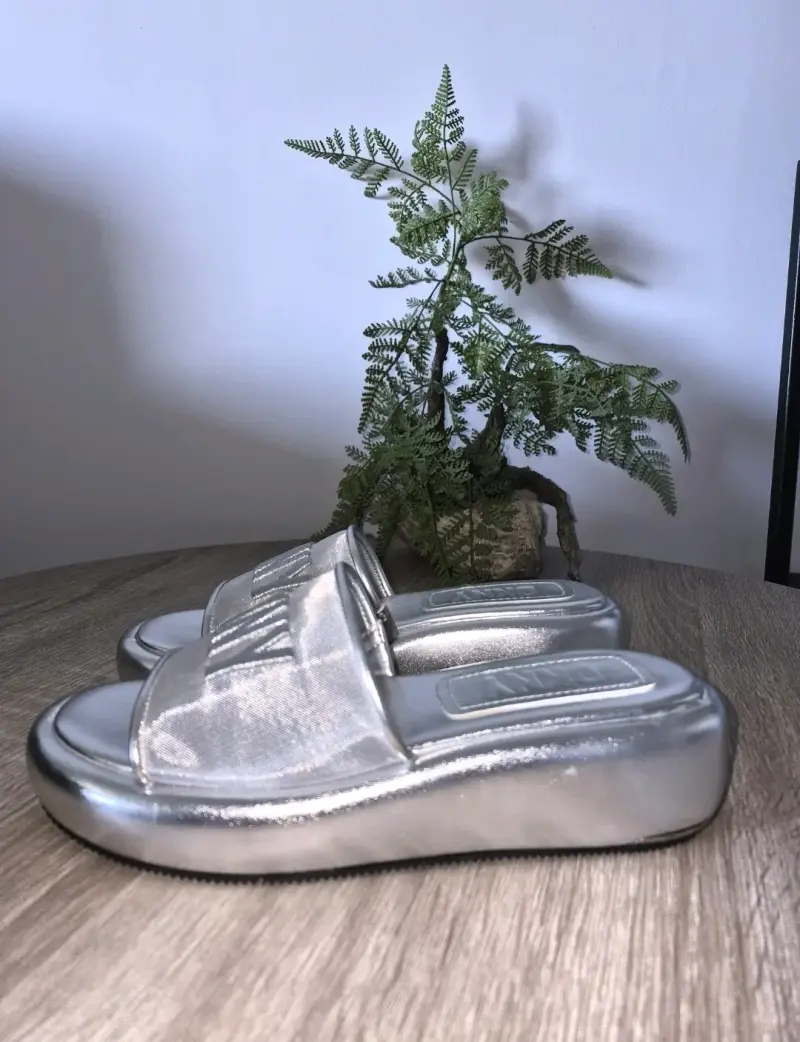 Sandalias plateadas DKNY para mujer - 2
