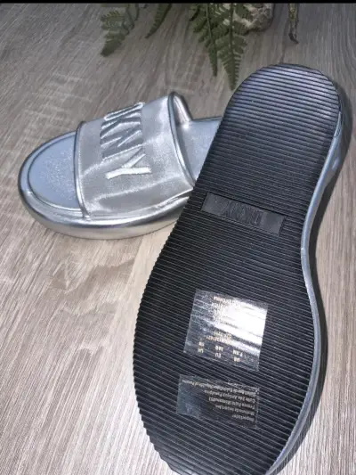 Sandalias plateadas DKNY para mujer - miniatura 3