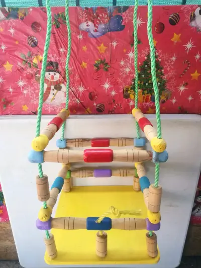 Columpio de madera para niños, colores vibrantes - miniatura 2