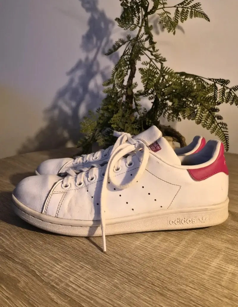 Zapatillas Adidas Stan Smith blancas con detalles rosados - 2