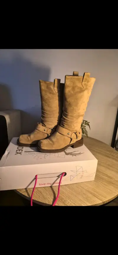 Botas de gamuza beige para mujer - miniatura 1