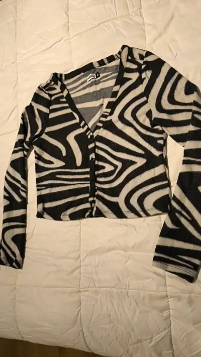 Cardigan de lana con diseño de cebra top crop - miniatura 1