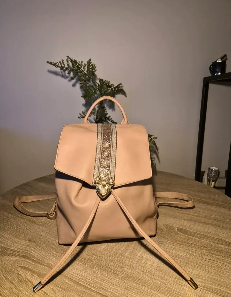 Mochila de cuero rosado con detalles dorados - 1