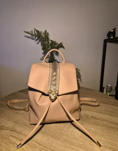 Mochila de cuero rosado con detalles dorados - miniatura 1