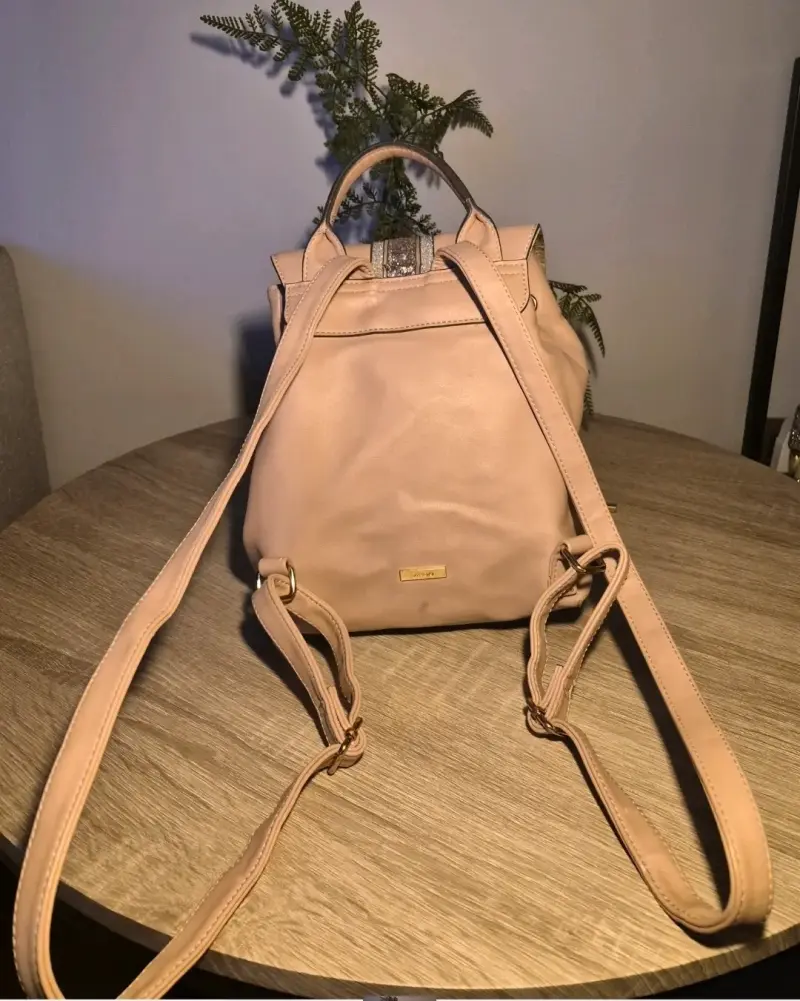 Mochila de cuero rosado con detalles dorados - 2