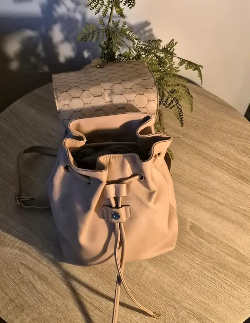 Mochila de cuero rosado con detalles dorados - 3