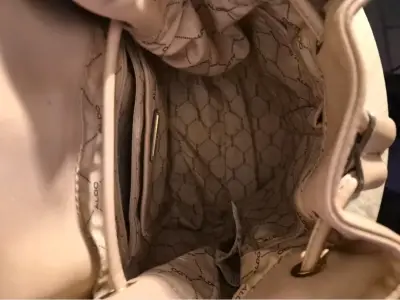 Mochila de cuero rosado con detalles dorados - miniatura 4