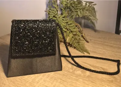 Cartera de noche negra con detalles brillantes - miniatura 1