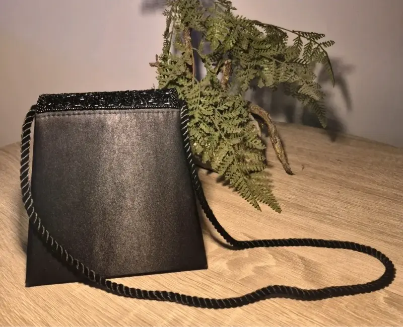 Cartera de noche negra con detalles brillantes - 3