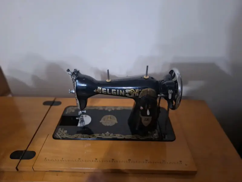 Máquina de Coser Antigua Elgin con Mesa - 1