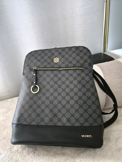 Mochila negra con diseño elegante Secret - miniatura 1