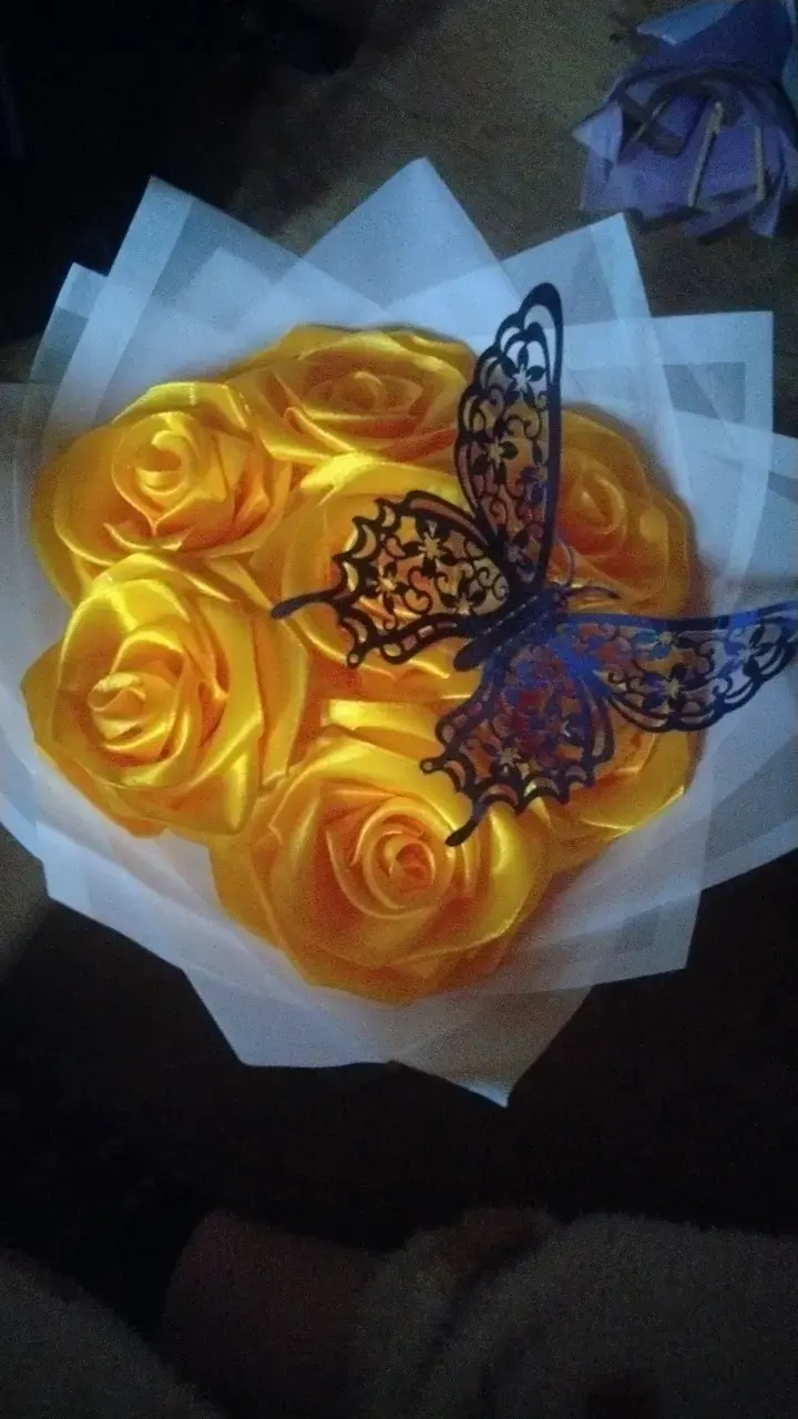 Ramo de rosas amarillas artificiales con mariposa decorativa