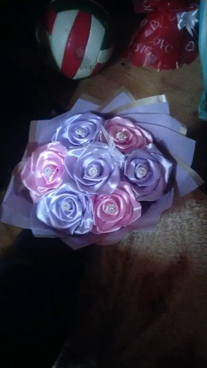 Ramo de flores artificiales en tonos pastel