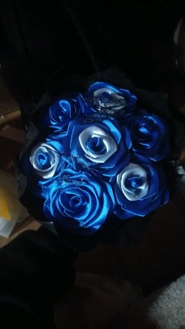 Ramo de rosas artificiales azul y blanco