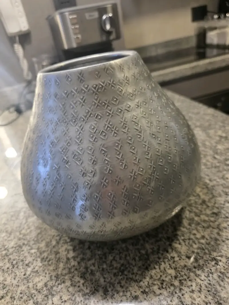Florero de metal con diseño grabado - 1