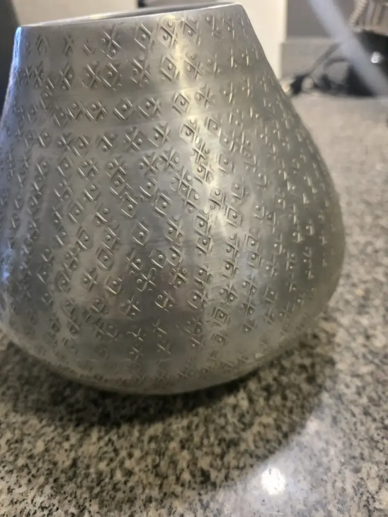 Florero de metal con diseño grabado - 2
