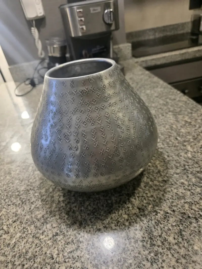 Florero de metal con diseño grabado - 4