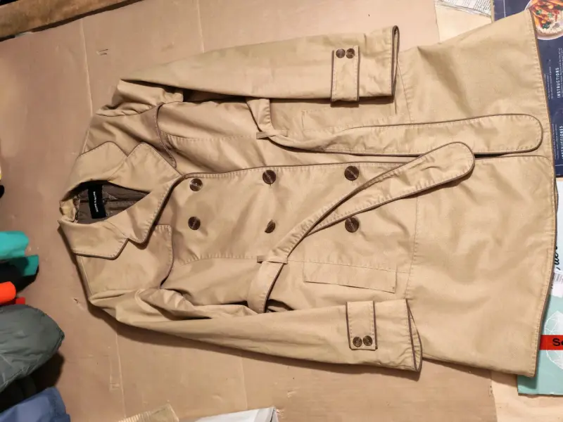 Abrigo beige para mujer con cinturón - 1