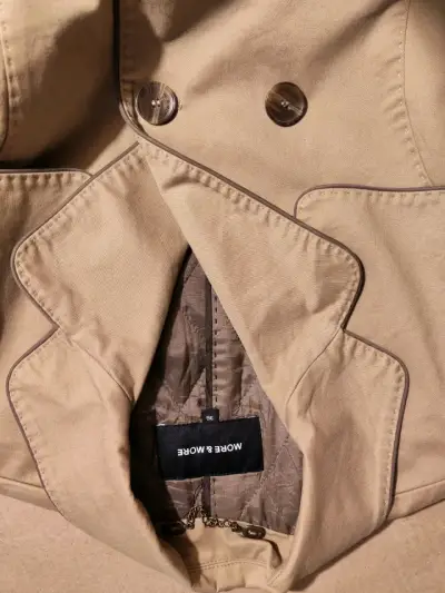 Abrigo beige para mujer con cinturón - miniatura 2
