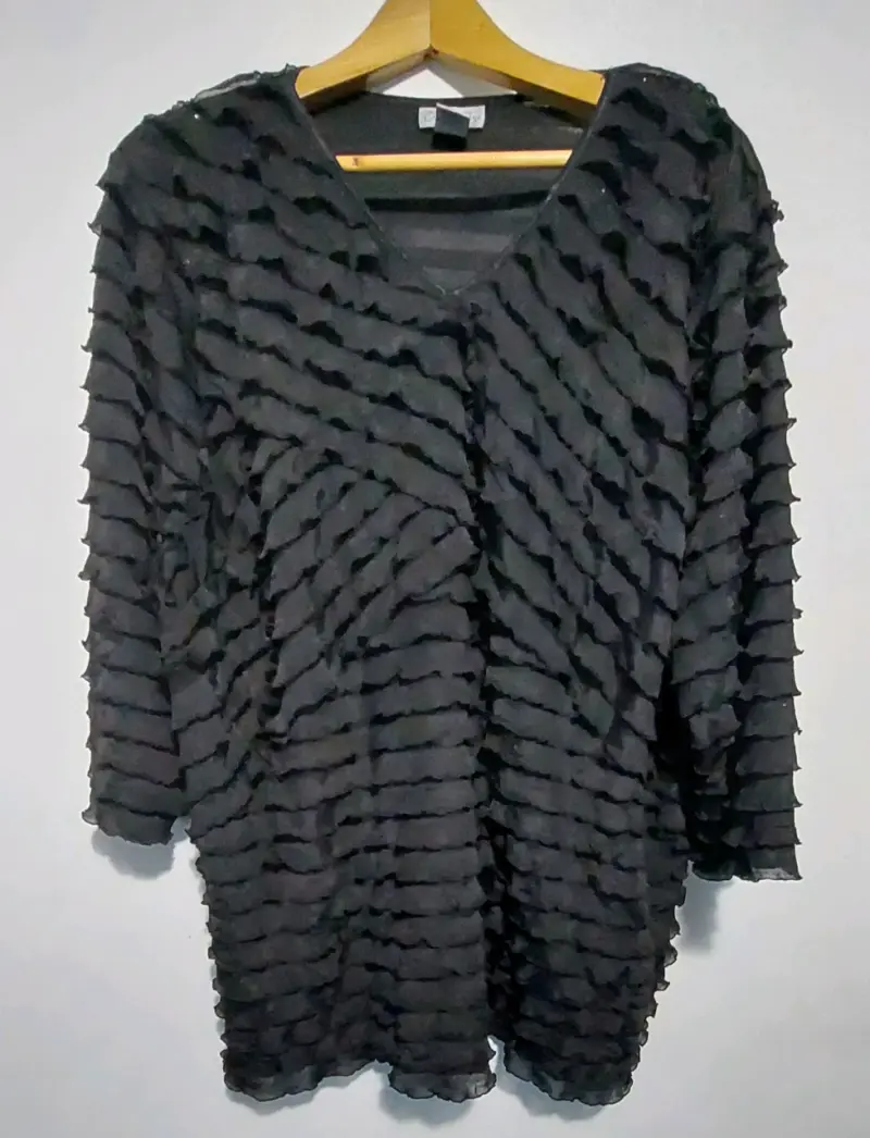 Blusa negra con diseño de volantes talla 2XL - 1