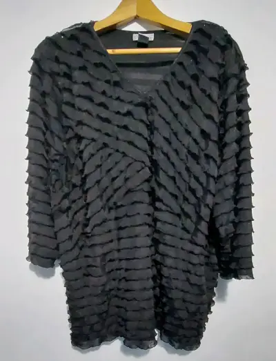 Blusa negra con diseño de volantes talla 2XL - miniatura 1