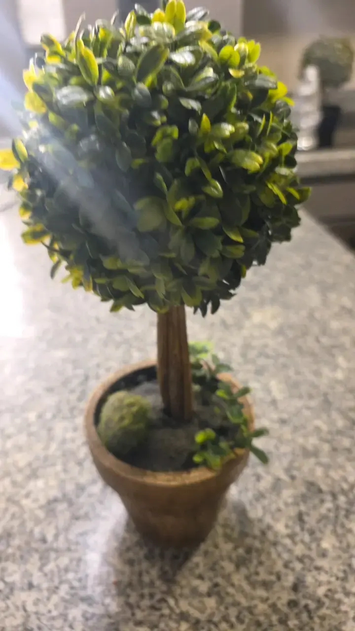 Árbol decorativo artificial en maceta - 1
