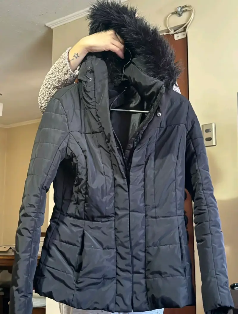 Chaqueta de invierno negra con capucha de piel sintética - 1