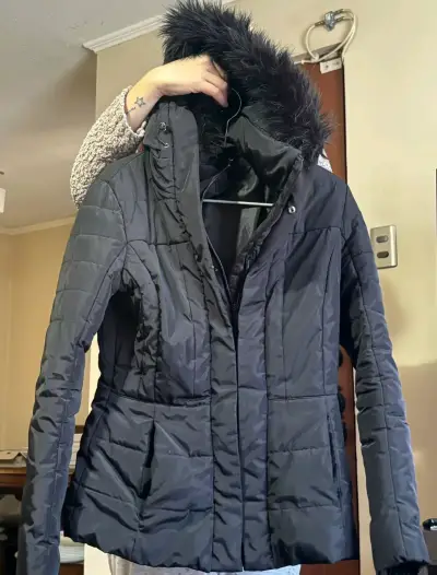Chaqueta de invierno negra con capucha de piel sintética - miniatura 1