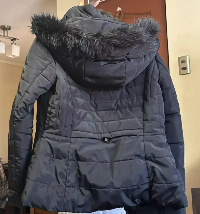 Chaqueta de invierno negra con capucha de piel sintética - 2