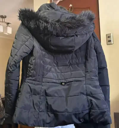Chaqueta de invierno negra con capucha de piel sintética - miniatura 2