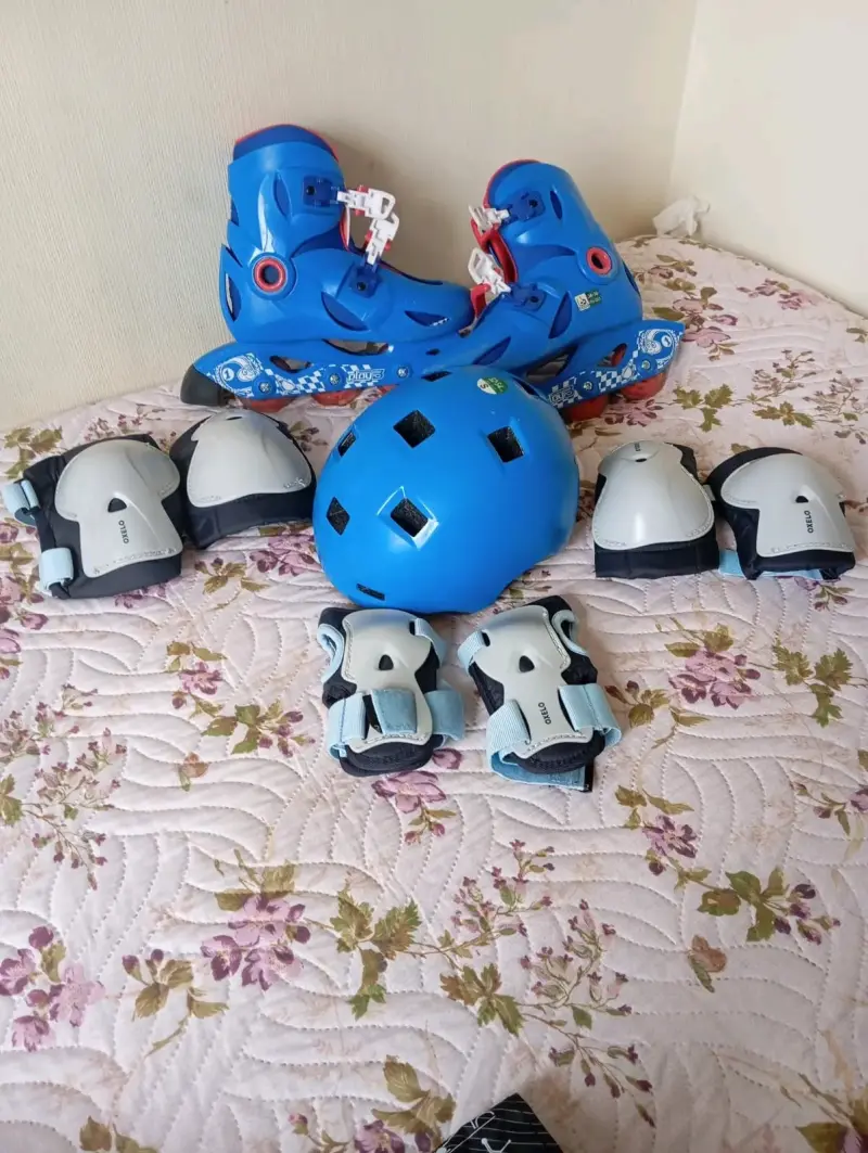 Set de patines en línea azul con casco y protecciones