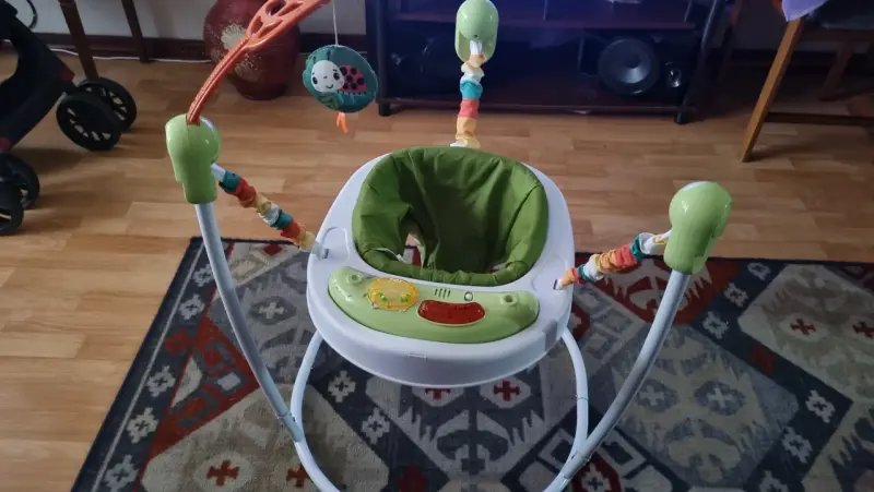 Saltador para bebé con asiento verde
