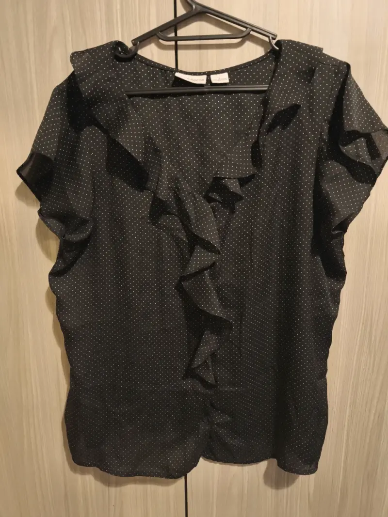 Blusa negra con volantes y lunares