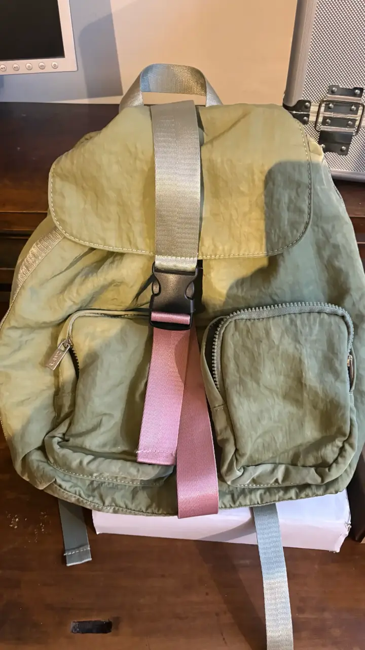 Mochila verde con correas ajustables - 1