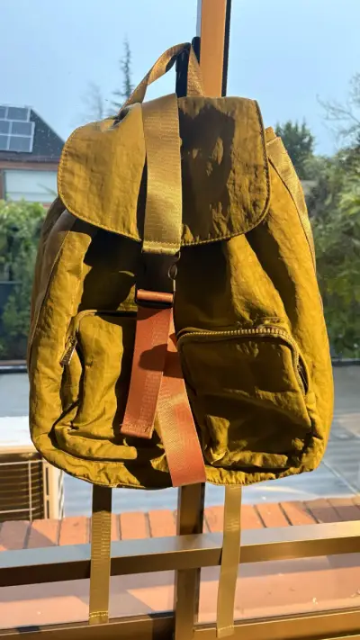 Mochila verde con correas ajustables - miniatura 2