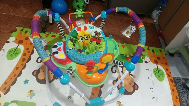 Centro de actividades para bebé con colores vibrantes