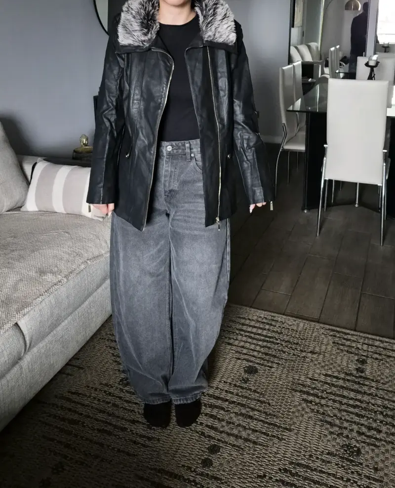 Chaqueta de cuero negro con cuello de piel sintética - 1