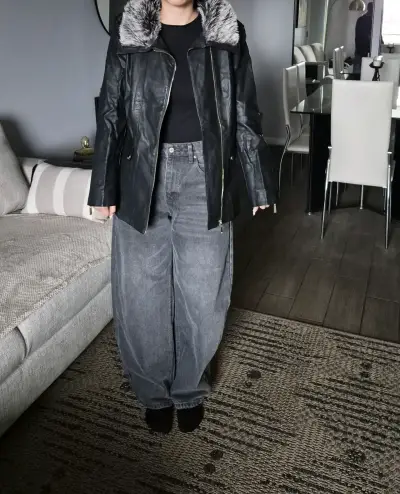 Chaqueta de cuero negro con cuello de piel sintética - miniatura 1