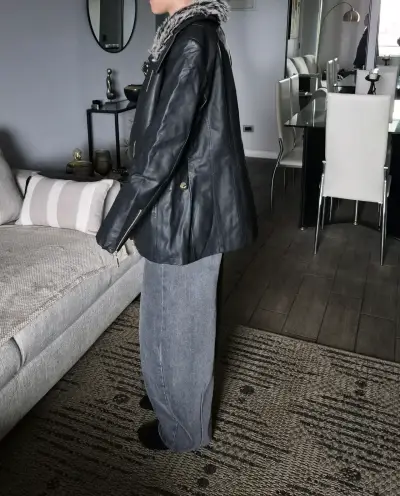 Chaqueta de cuero negro con cuello de piel sintética - miniatura 2