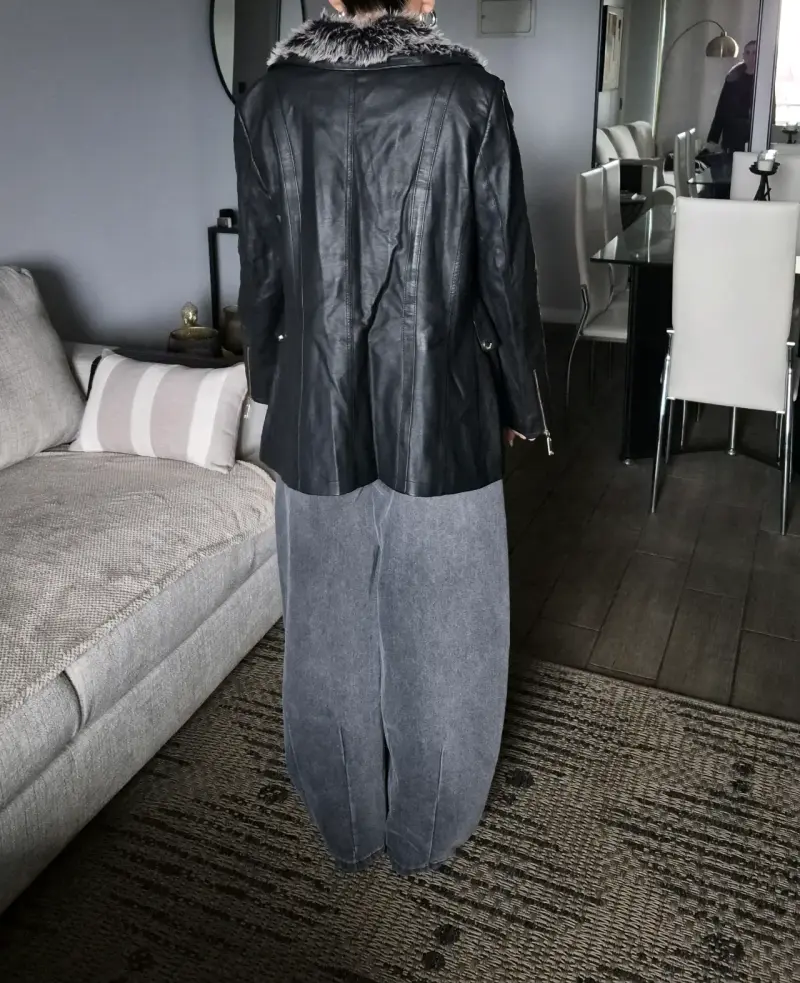 Chaqueta de cuero negro con cuello de piel sintética - 3
