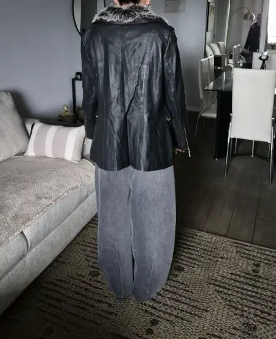 Chaqueta de cuero negro con cuello de piel sintética - miniatura 3