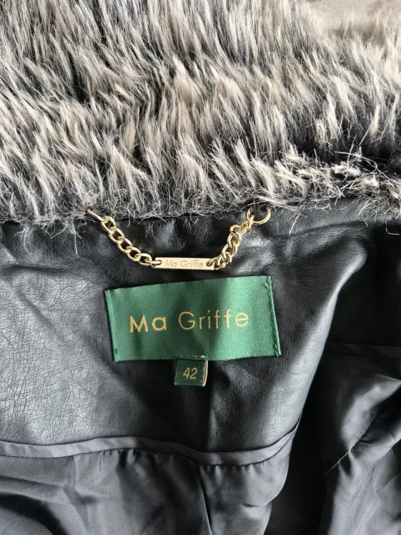 Chaqueta de cuero negro con cuello de piel sintética - 4